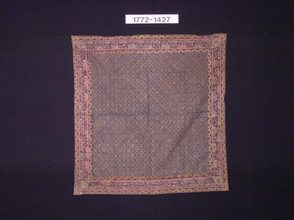 Gebatikte hoofddoek, versierd met borduurwerk
