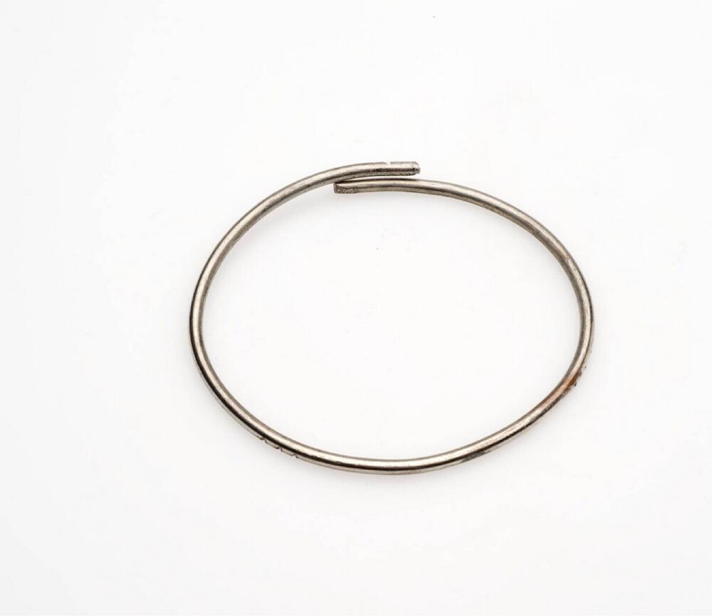 Armband, die gedragen wordt bij het candomblé kostuum voor de godheid Oxalá