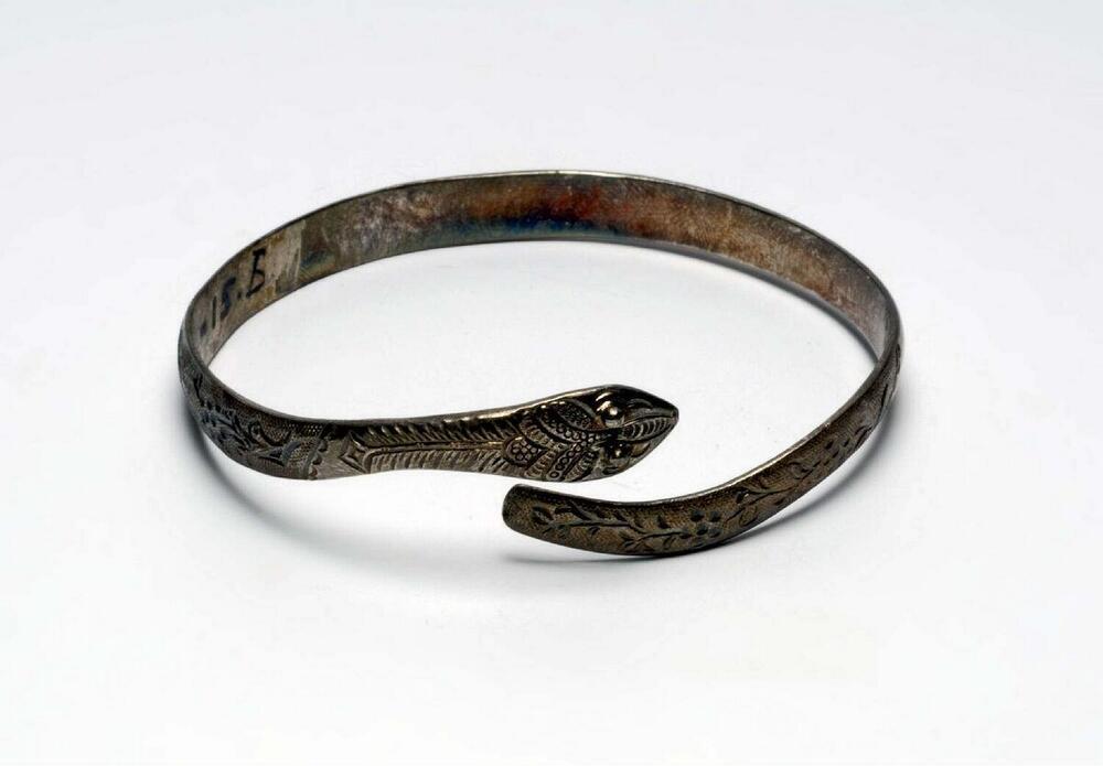 Zilveren armband in vorm van een slang, versierd met drijfwerk