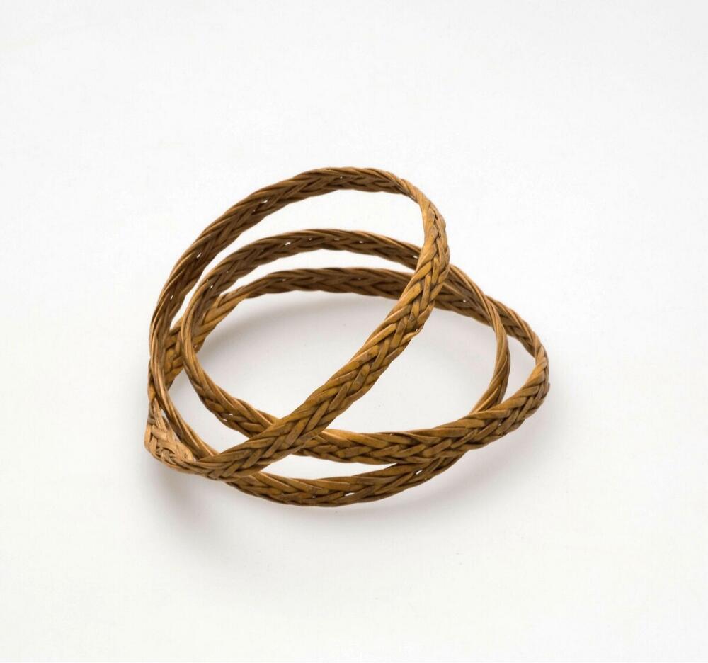 Smal gevlochten armbandje, vermoedelijk voor kinderen