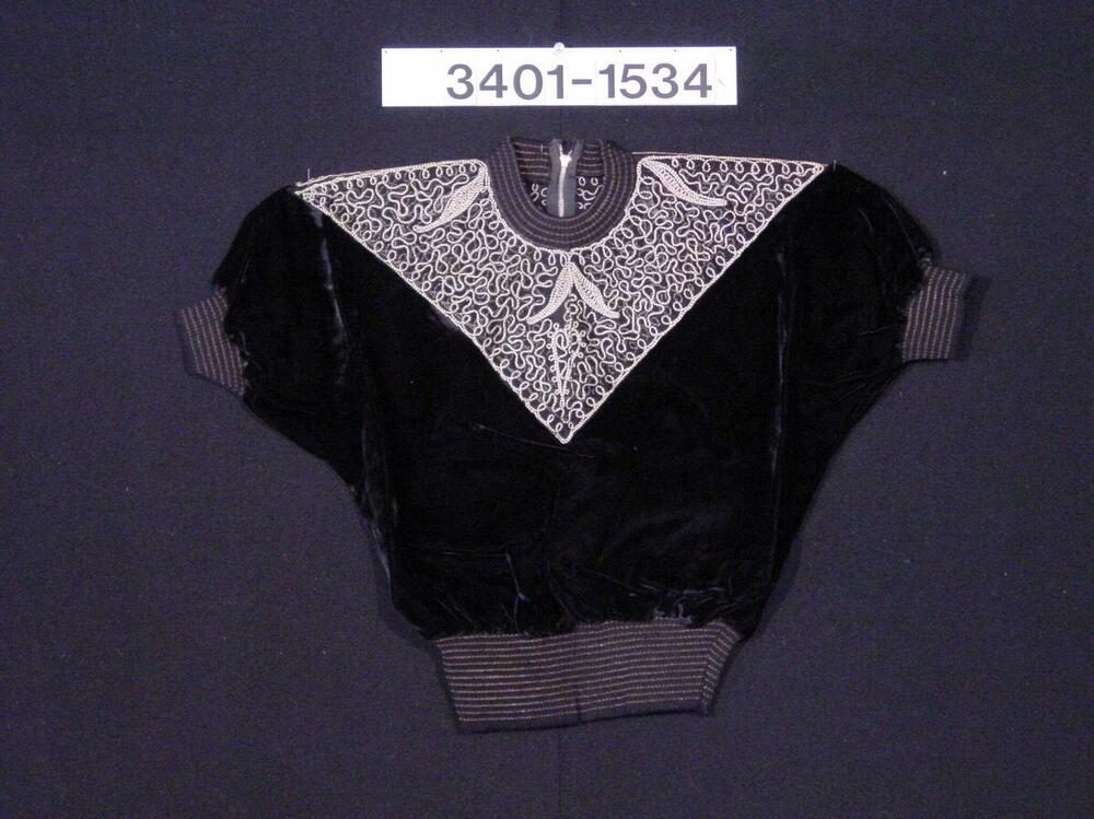 Zwarte damesblouse gemaakt van fluweel