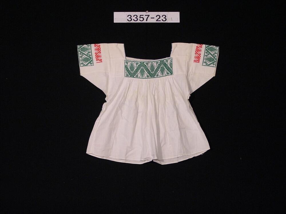 Katoenen vrouwenblouse met borduurwerk op borst en mouwen