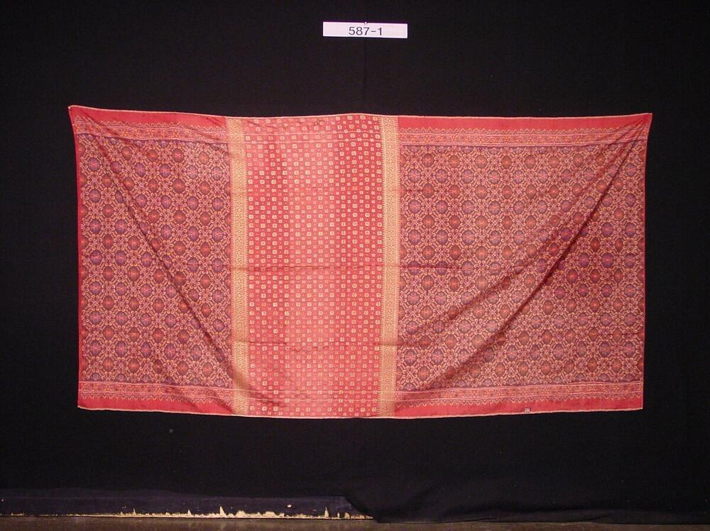 Zijden sarong met motieven in inslagikat