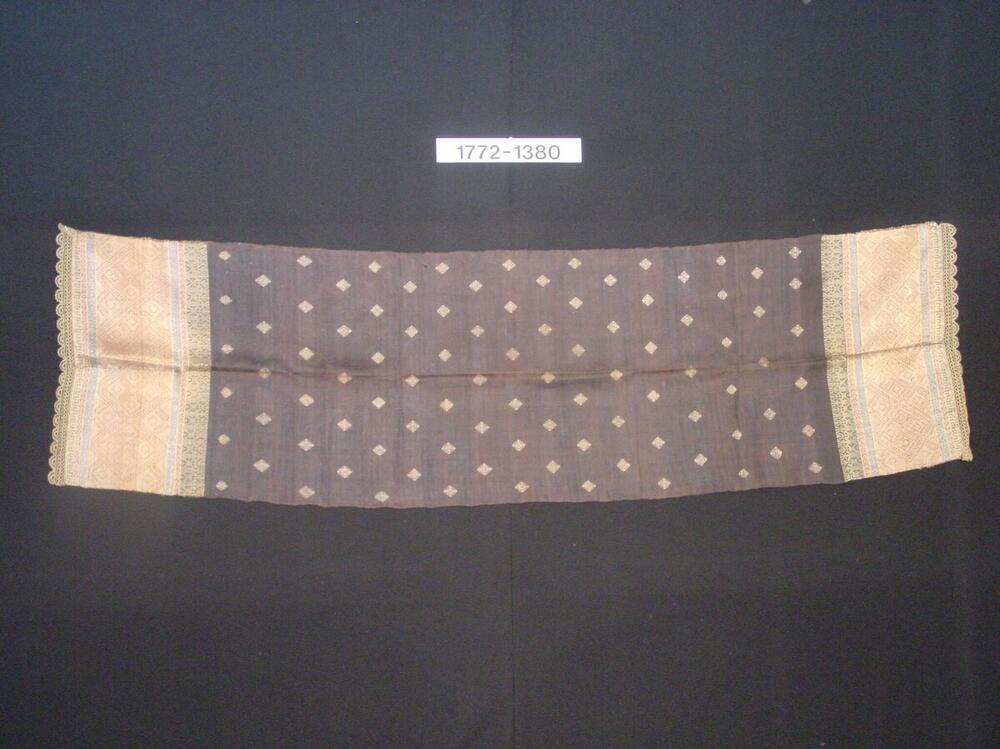 Donkerbruine zijden schouderdoek, met ornament van ingeweven gouddraad