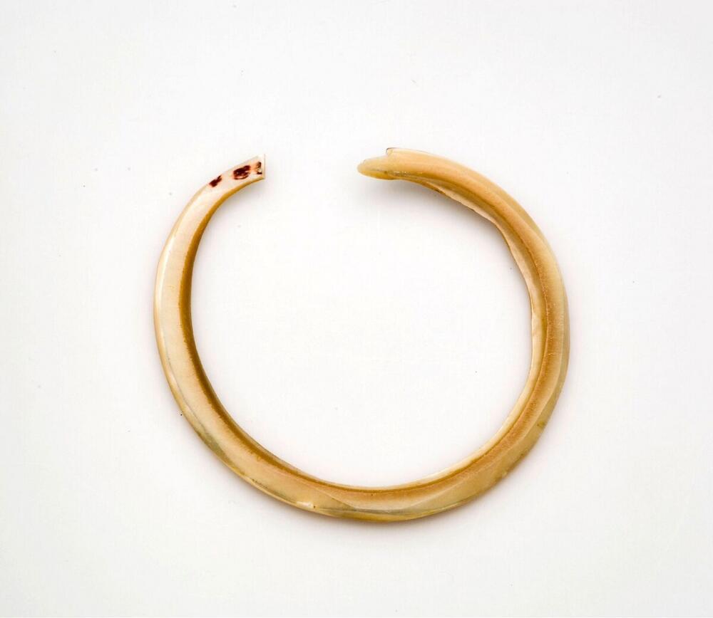 Armband geslepen uit een schelp