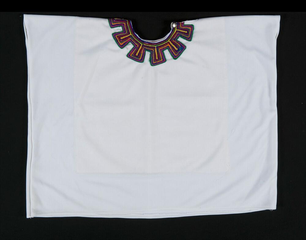 Witte huipil met versierde kraag