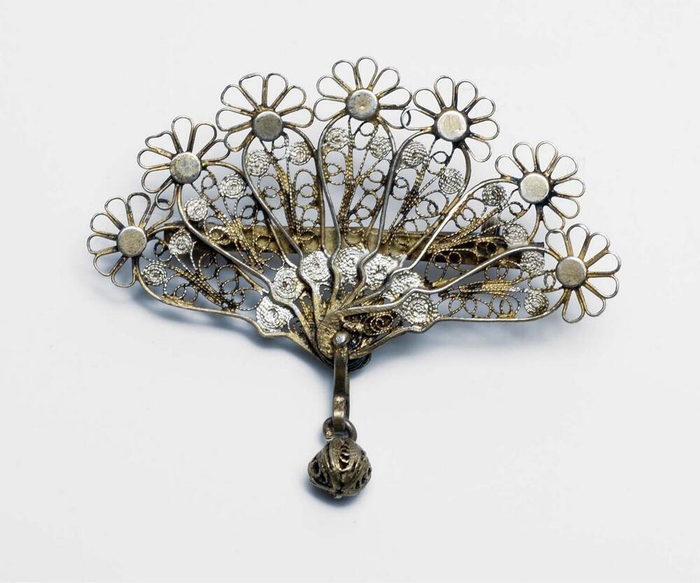 Verzilverde broche in de vorm van een waaier van bloemen