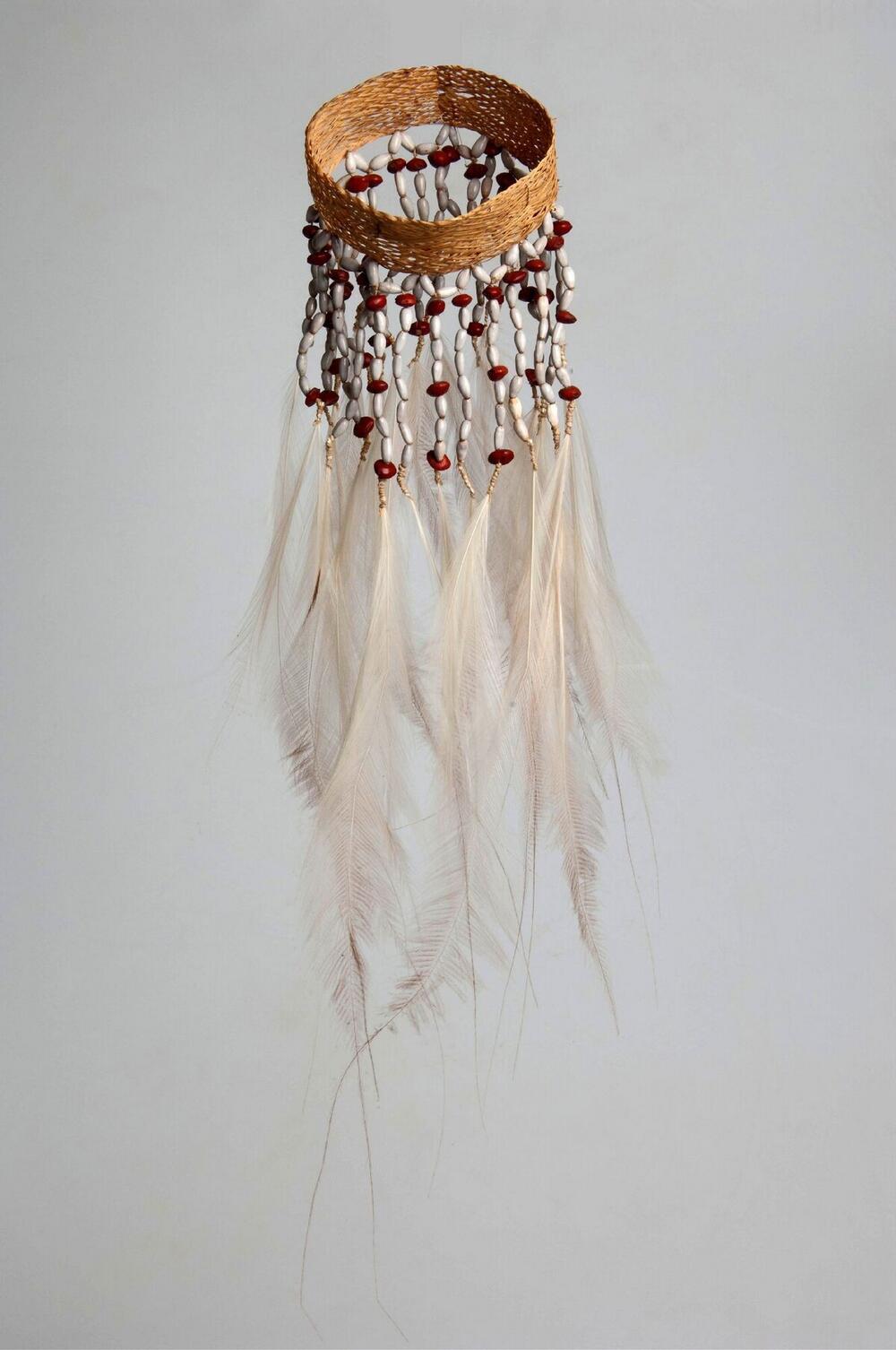 Rotan armband voor bovenarm, versierd met paradijsvogelveren en coixpitten