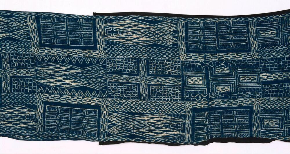 Blauwwitte omslagdoek opgebouwd uit smalle reepjes