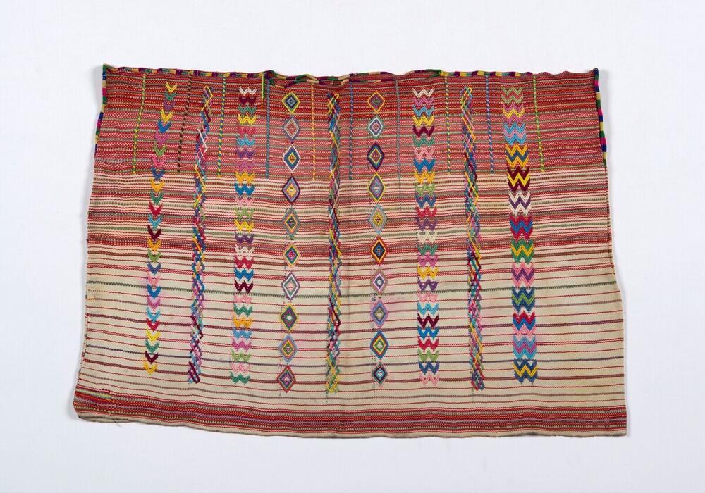 Gestreepte huipil met geometrische motieven