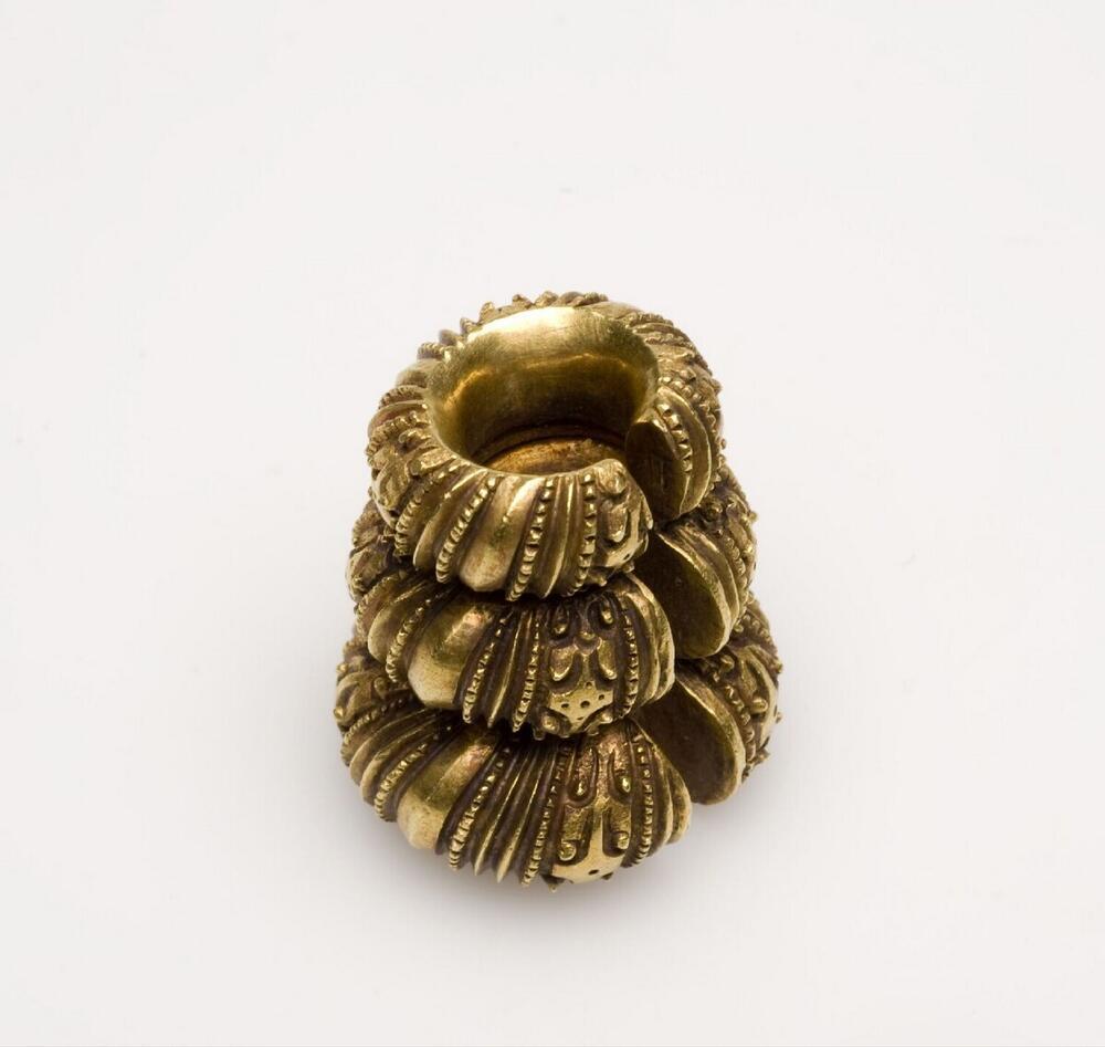 Gouden oorring voorzien van drie versierde ringen