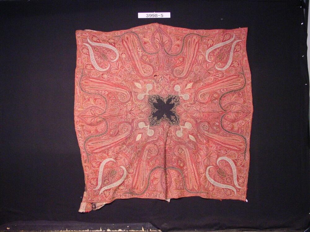 Wollen shawl met zijden borduurwerk
