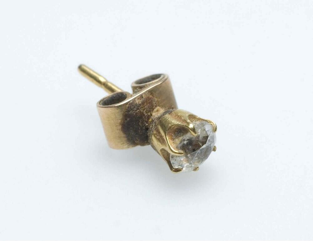 Gouden oorknop met een siersteen
