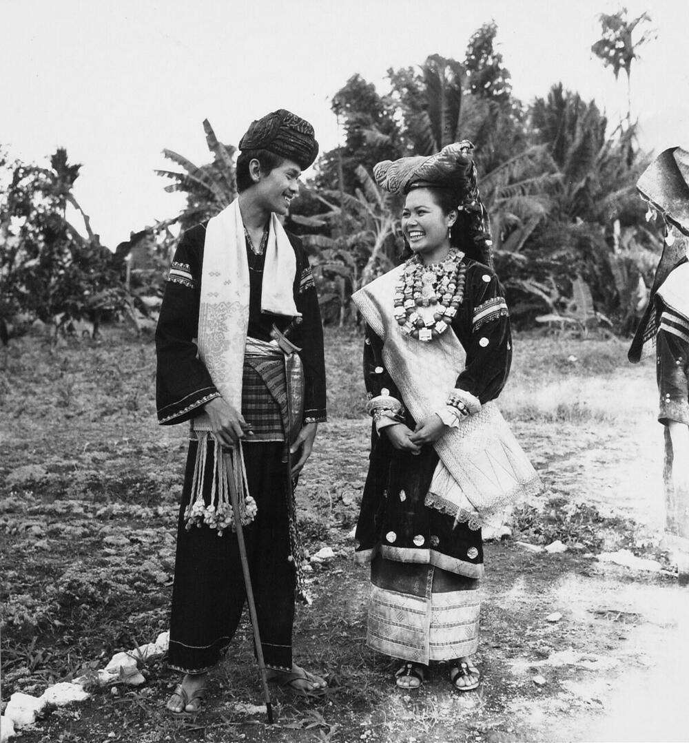 Dubbelportret van studenten van de Akademi Seni Karawitan Indonesia in streekgebonden kleding