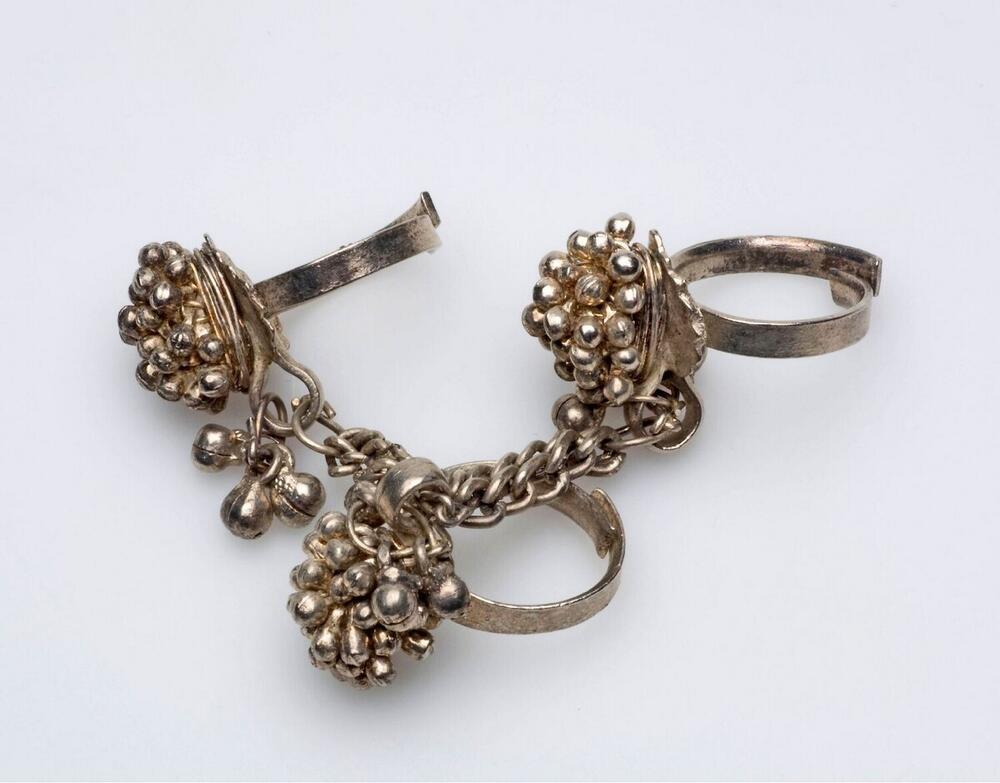 Drietal ringen van zilverlegering, via een ketting verbonden