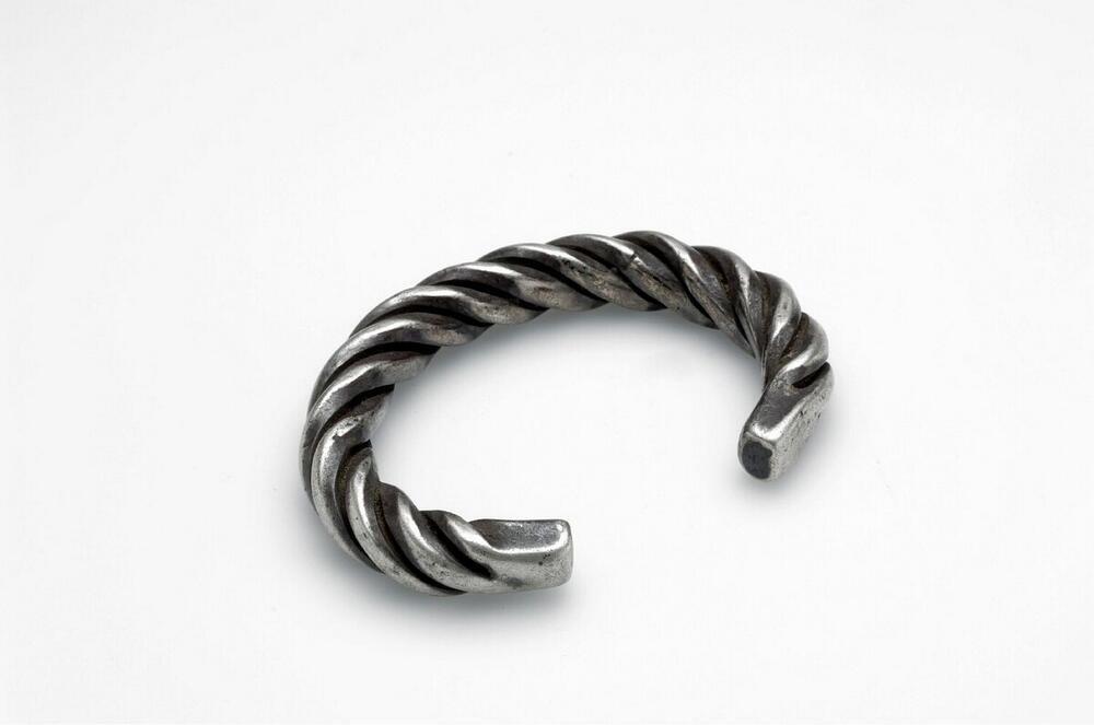 Zilveren open armband, gedraaid