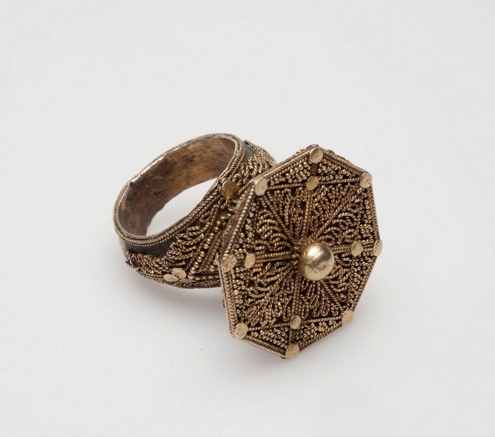 Woman's gilded silver finger ring