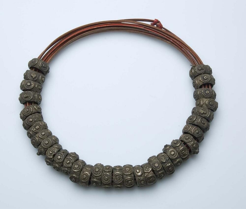 Rotan buikband met messingen ringen