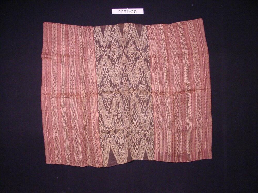 Vrouwenrok van geweven abaca-vezel met ornament in scheringikat
