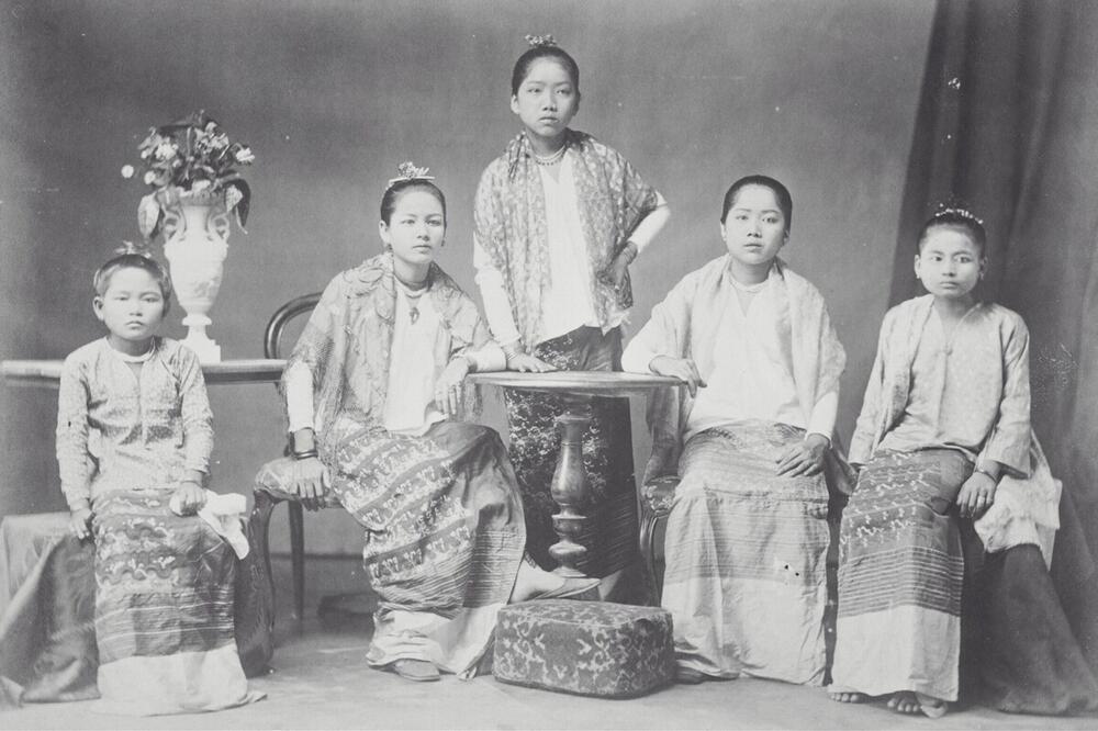 Studioportret van een groep vrouwen, Birma