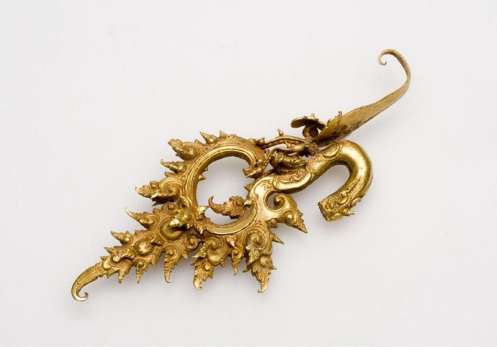 Gouden oorhanger met krulvormige en bladvormige versieringen