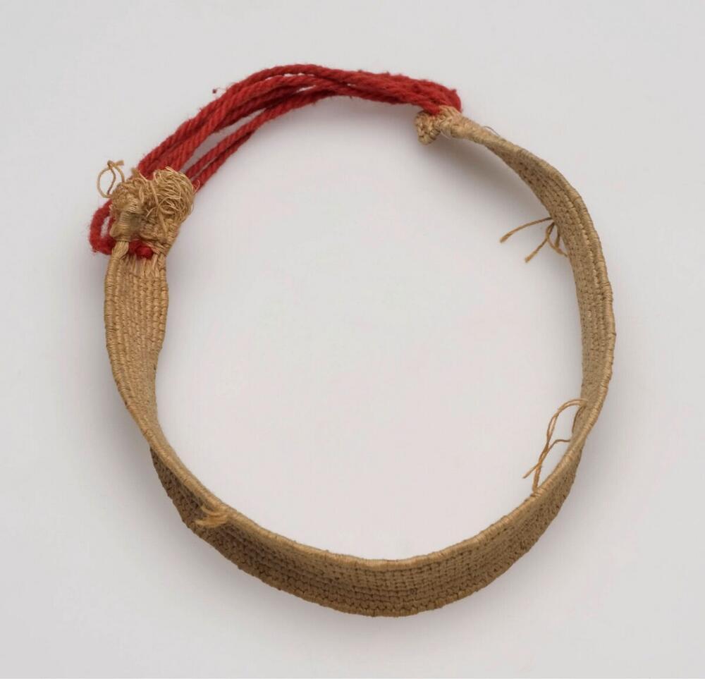 Bovenarmband van gevlochten plantenvezels