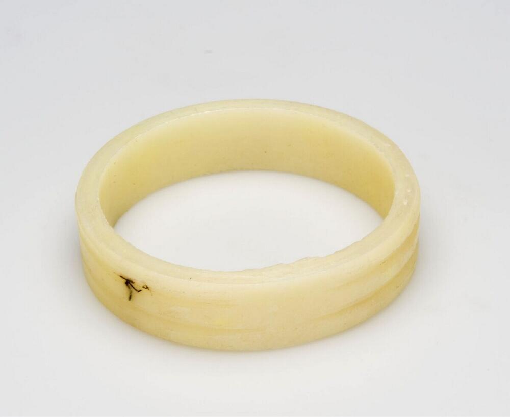 Plastic armband gedragen door vrouwen