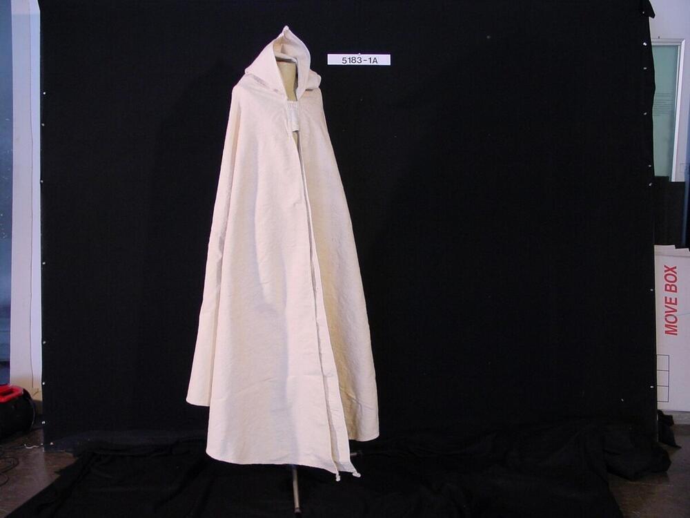 Roomkleurige mannencape met capuchon en onderkleed