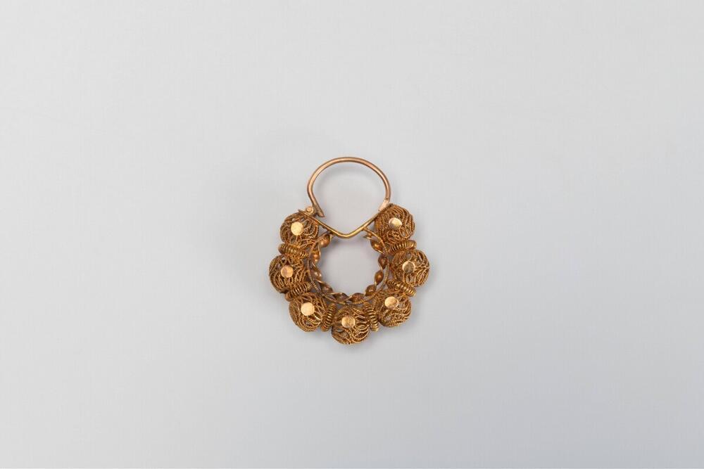 Gouden oorhanger met filigraan versiering