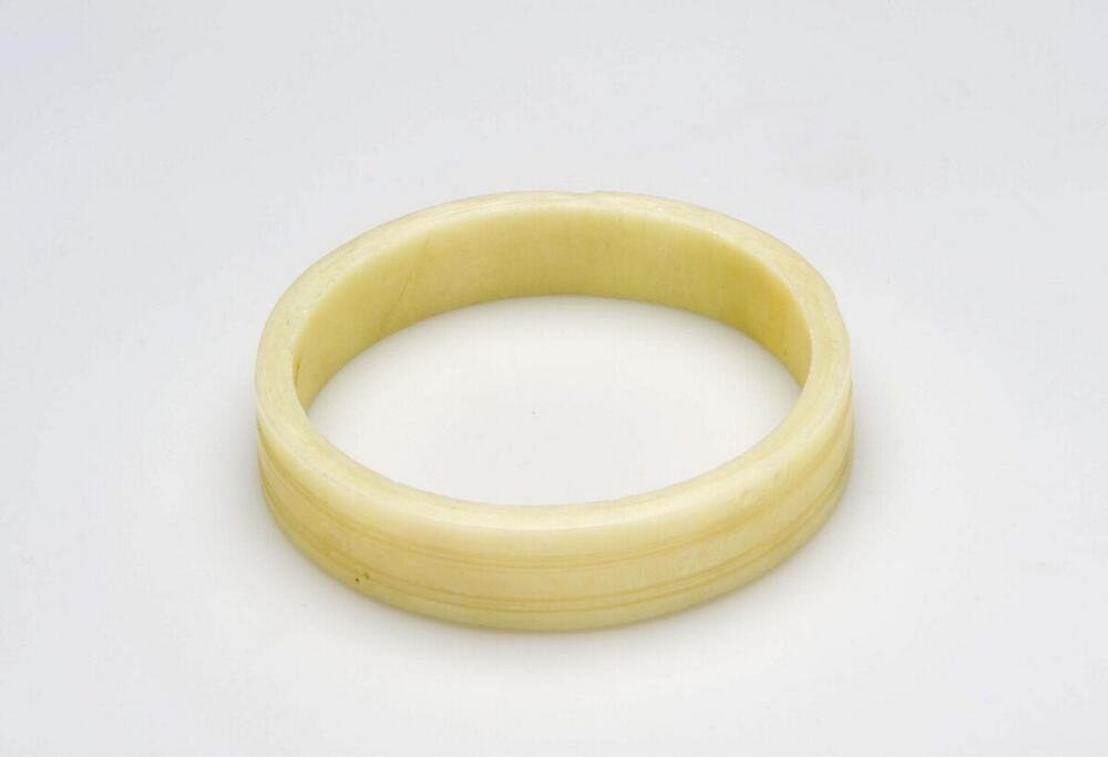 Plastic armband gedragen door vrouwen
