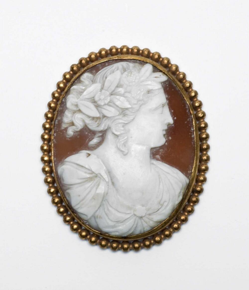 Ovale broche met voorstelling van vrouwenbuste in classicistische stijl