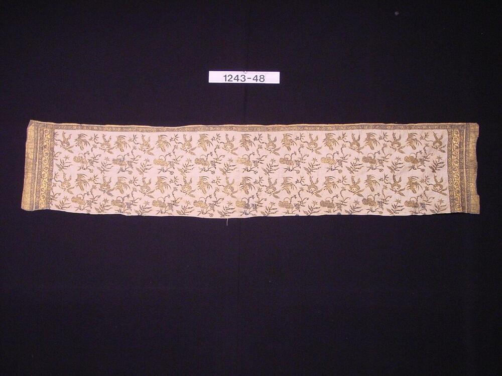Borstdoek met ornament in batik en bladgoud