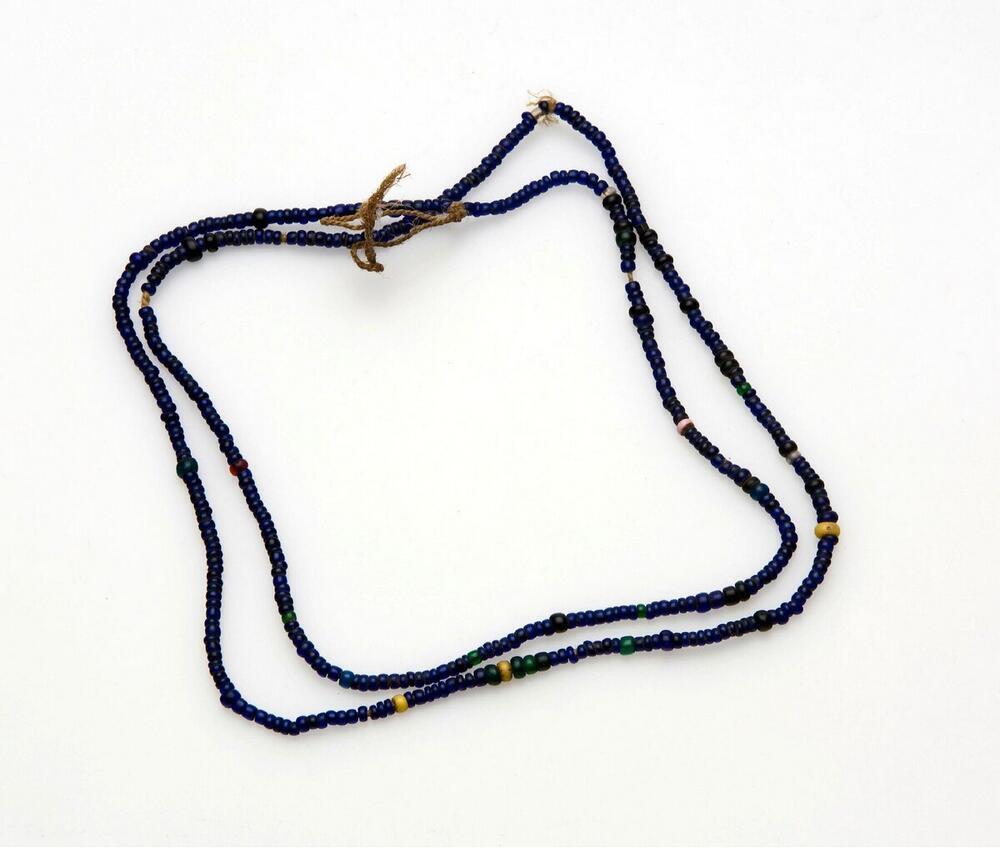 Kralenketting met blauwe, groene, zwarte en enkele witte kralen