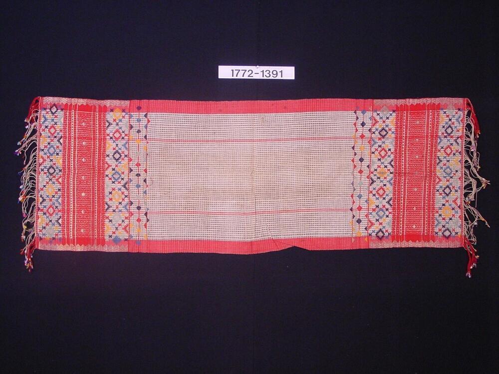 Schouderdoek van katoen en plantenvezel met ornament van ingeweven goud- en katoendraad