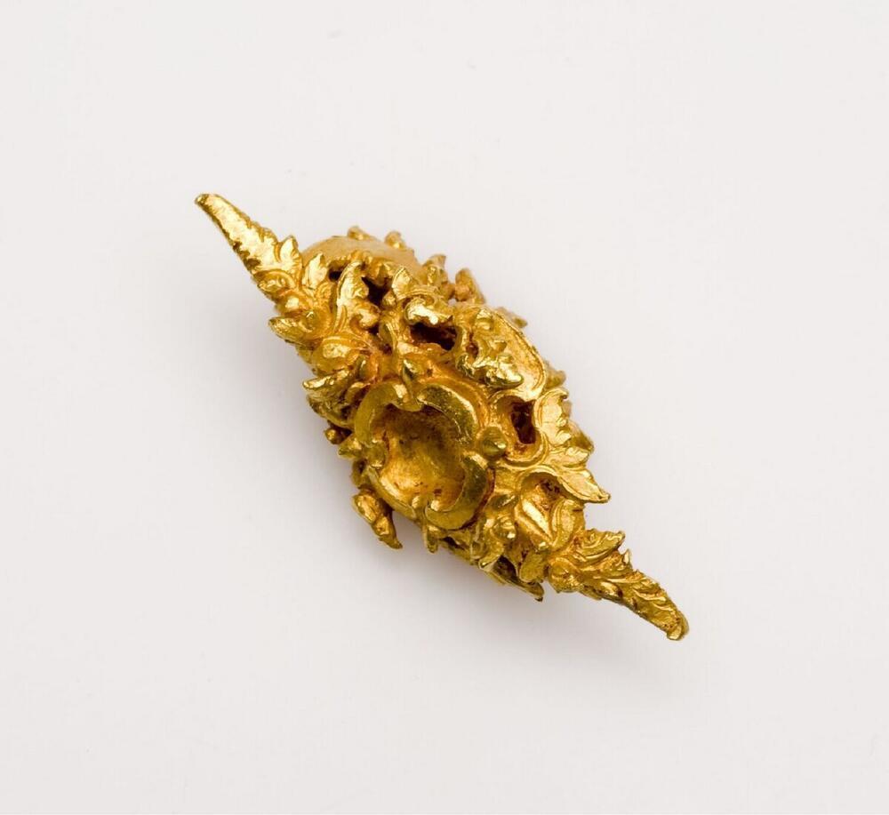 Gouden oorhanger met vlammotieven
