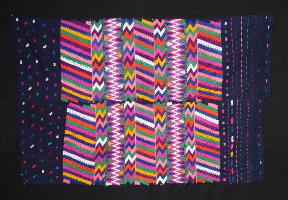 Polychrome doek met ingeweven geometrische motieven en kleine sterfiguren; bedoeld om een…