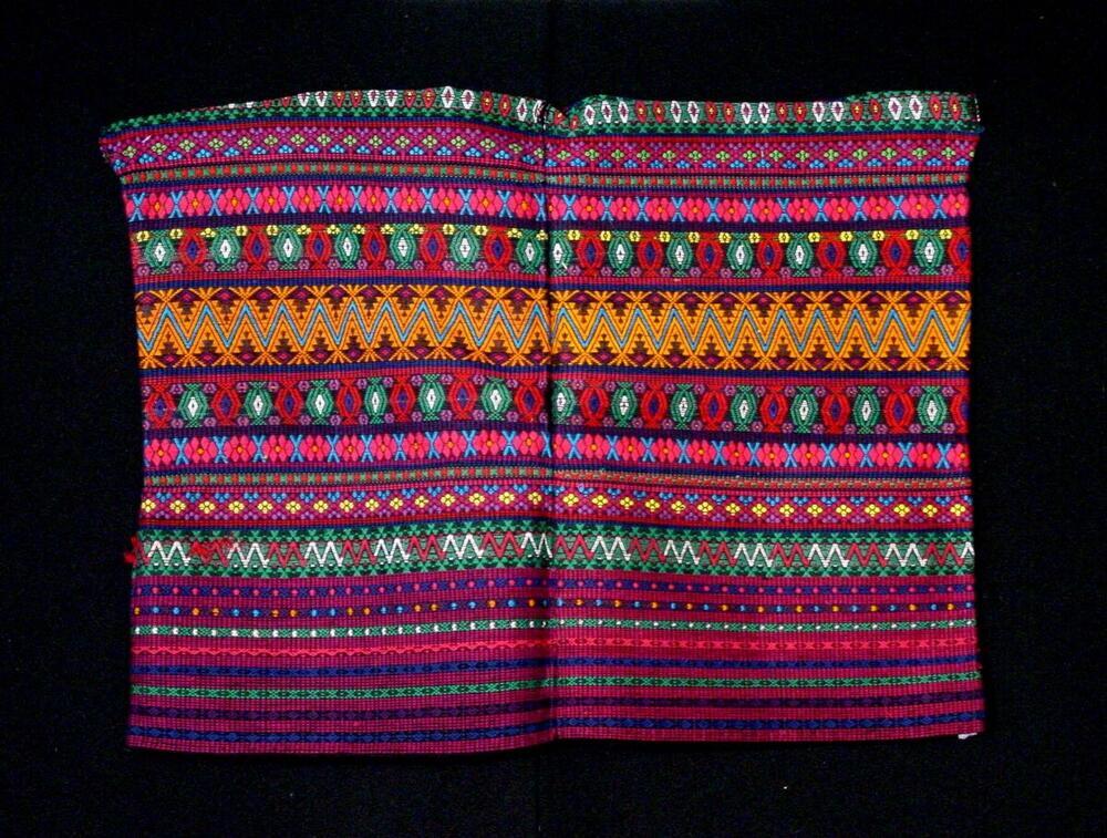 Fel gekleurde, nog niet afgewerkte, vrouwenblouse met ingeweven geometrische motieven
