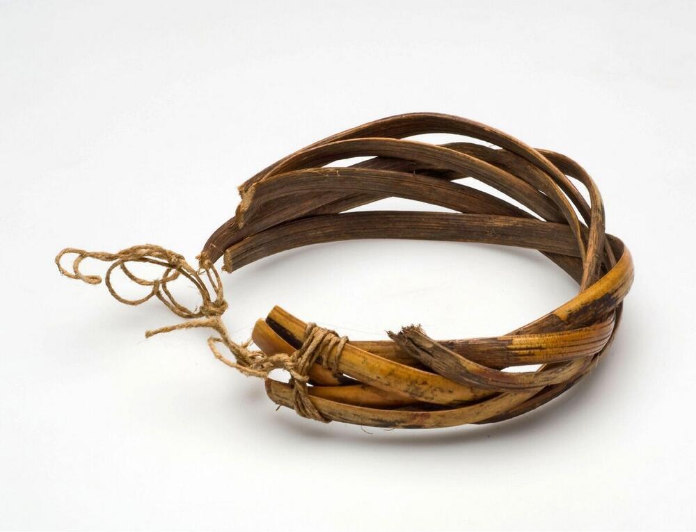 Armband van gespleten en gevlochten rotan