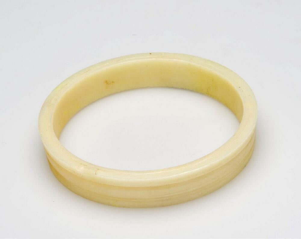 Plastic armband gedragen door vrouwen