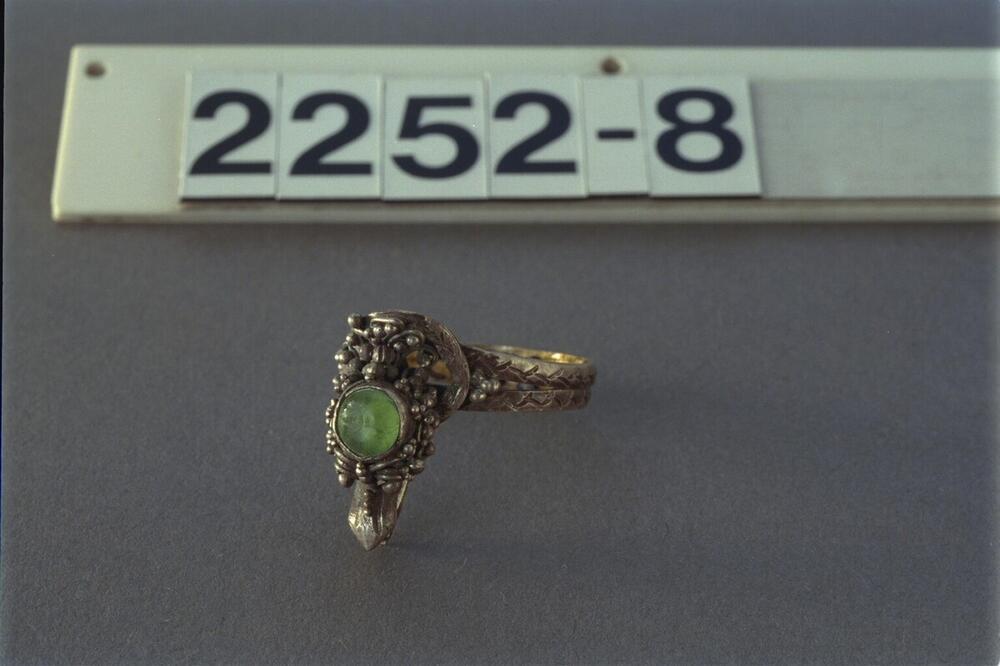 Zilveren vingerring met een groene steen