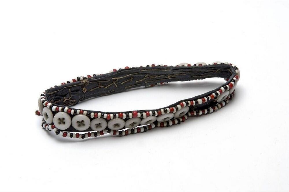 Bovenarmband van katoen versierd met knopen