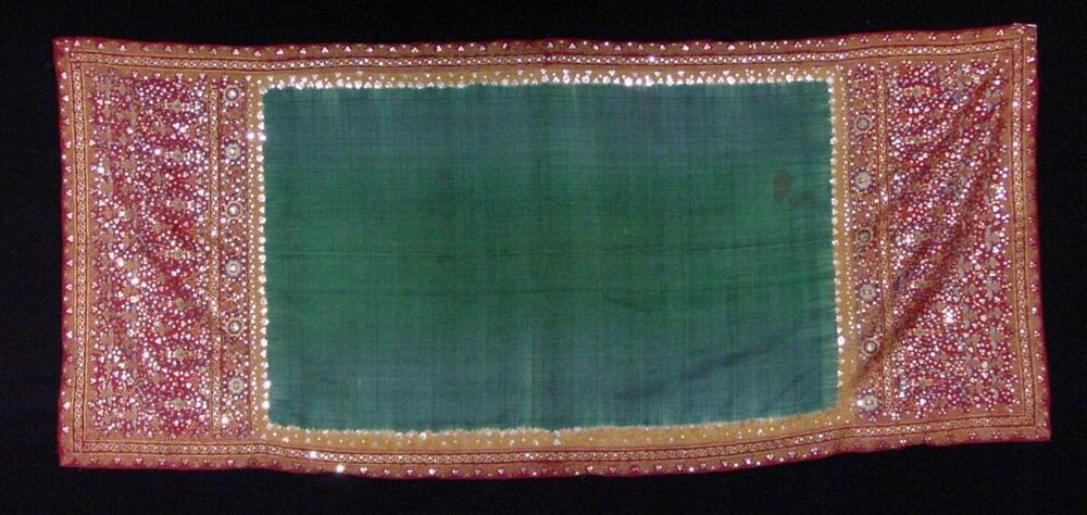 Zijden schouder- of borstdoek met ornament in goud- en zijdenborduursel, een weduwedoek