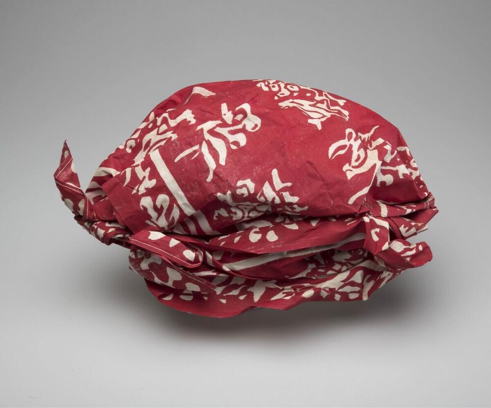 Gesteven katoenen hoofddoek, vaak gedragen bij een koto ensemble