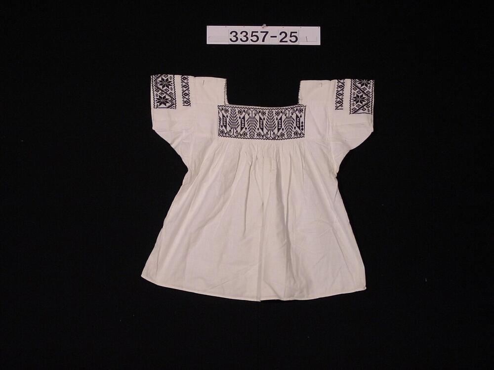 Katoenen vrouwenblouse met borduursel onder hals en bovenop de mouwen