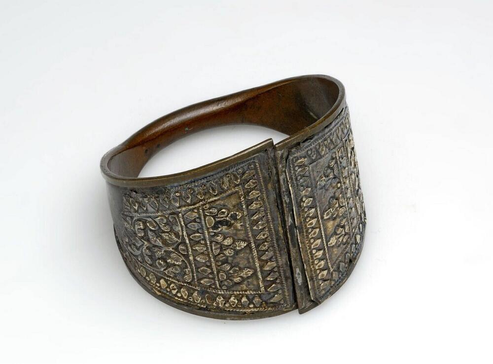 Koperen armband met beslag van zilveren plaatjes