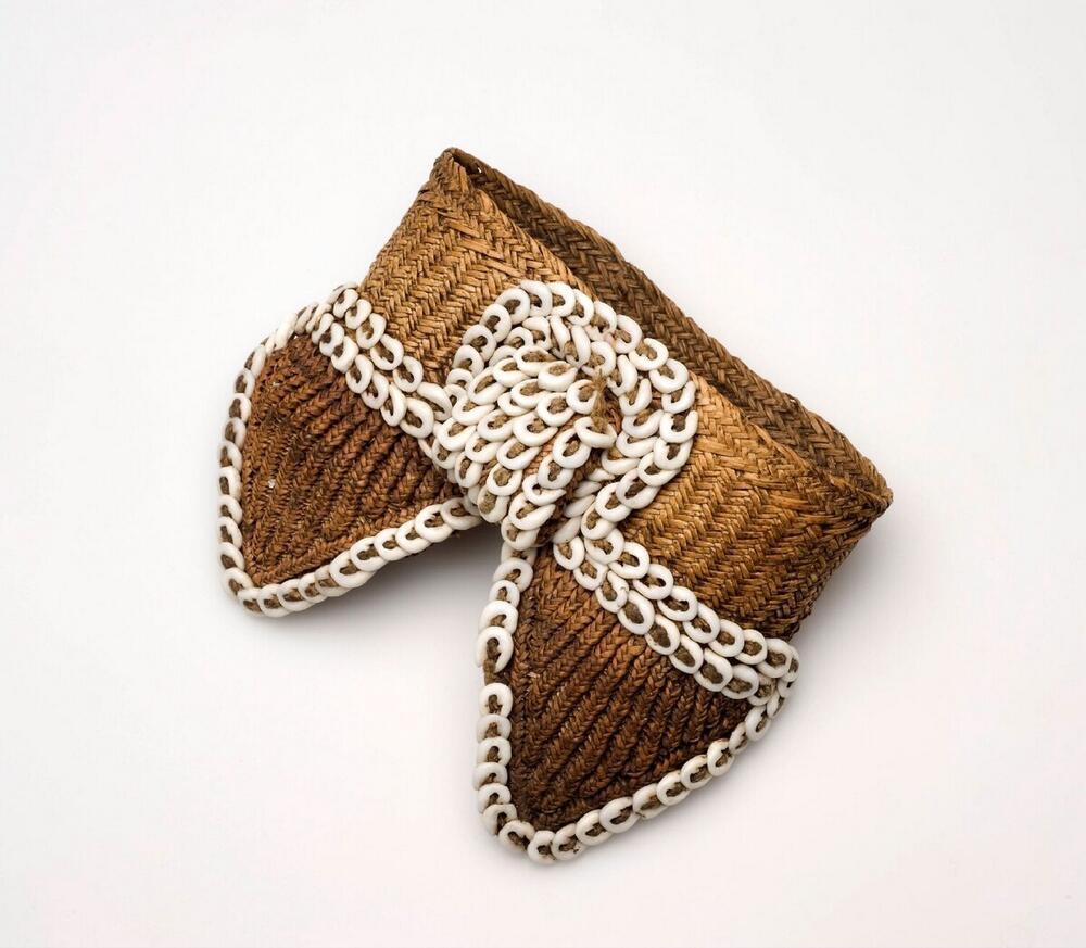 Armband van rotan en nassaschelpjes