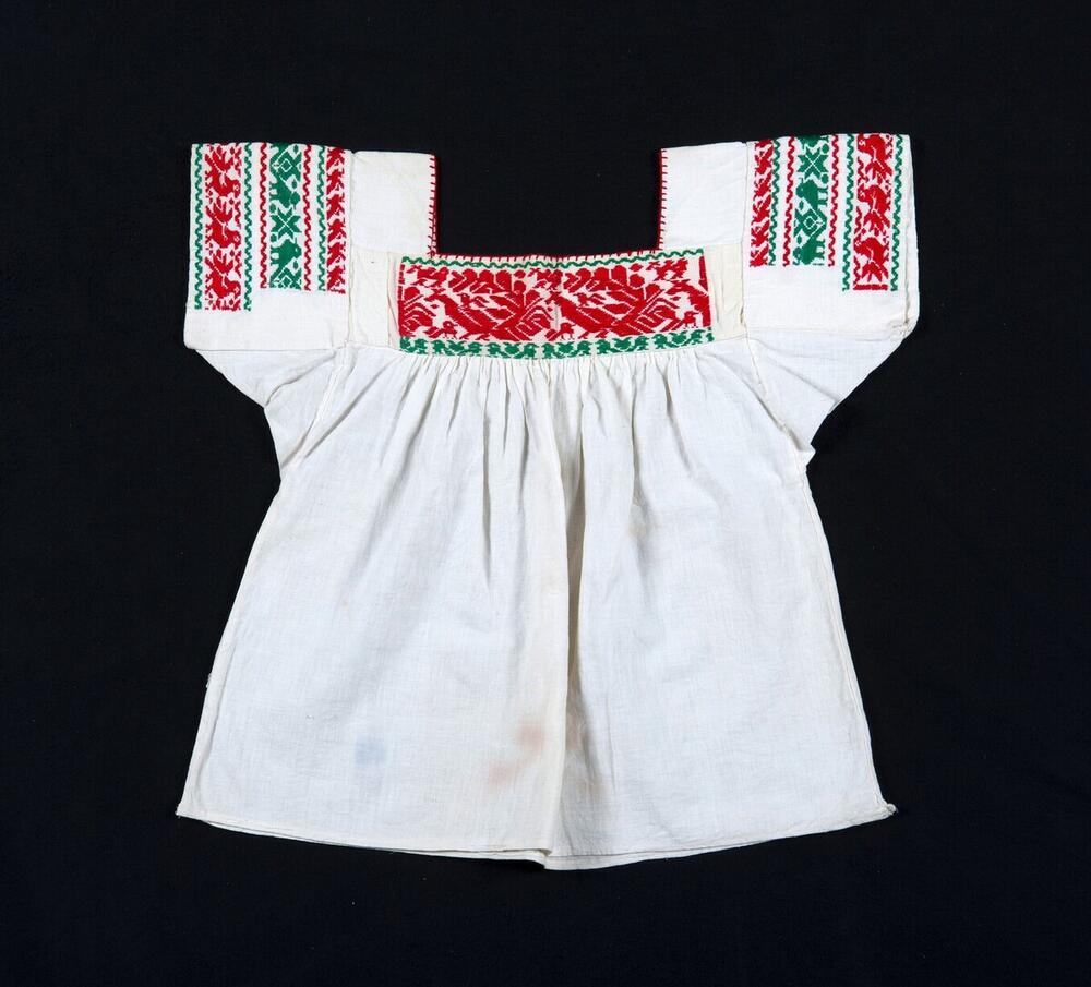 Witte blouse met vogelmotieven in het rood en groen