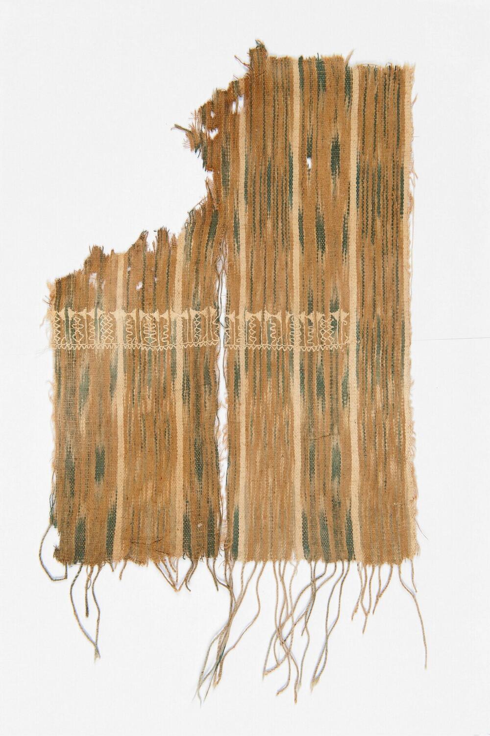 Katoenen weefselfragment met geborduurde rand