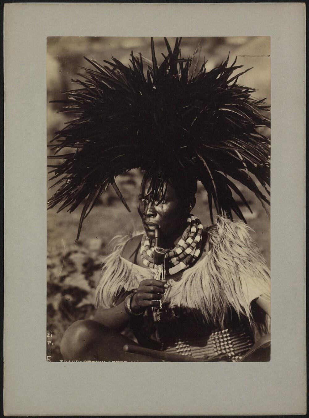 Portret van een Swazi man met verentooi op het hoofd