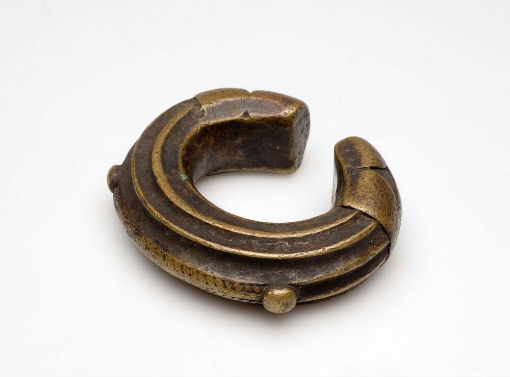Ovaalvormige messingen armband met opening
